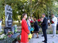 Напередодні головних національних свят України черкащани вшанували Героїв Майдану відкриттям площі на їхню честь