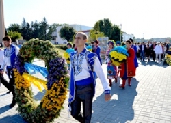 Напередодні головних національних свят України черкащани вшанували Героїв Майдану відкриттям площі на їхню честь