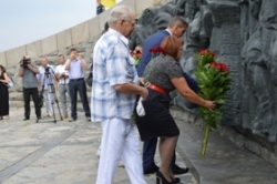 Керівники області взяли участь у церемонії покладання квітів на Пагорбі Слави з нагоди 70-річчя завершення Другої світової війни