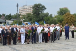 Керівники області взяли участь у церемонії покладання квітів на Пагорбі Слави з нагоди 70-річчя завершення Другої світової війни