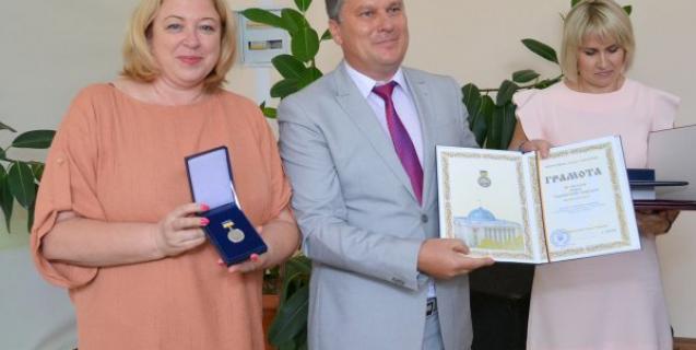 




Валентин Тарасенко привітав колектив Національного університету садівництва з  ювілеєм та вручив нагороди



