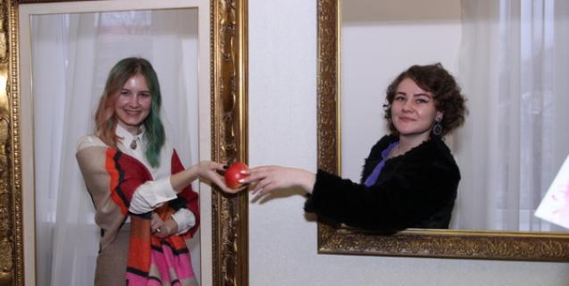 




У художньому музеї самопрезентація міфу: Автопортрет з яблуком 


