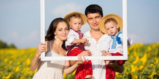 




Депутати обласної ради, ухваливши цільову соціальну програму підтримки сім’ї, підтримали традиційні українські шлюби


