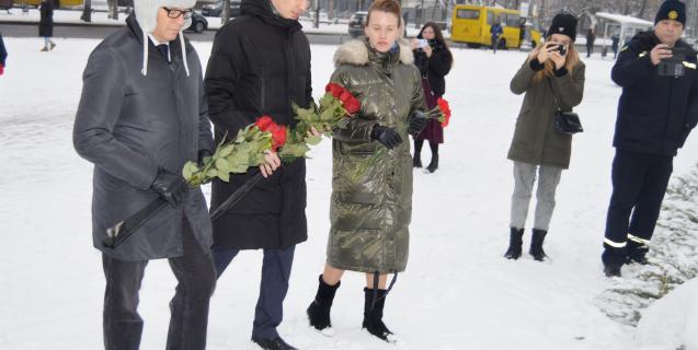 




В обласному центрі покладанням квітів відзначили 425 річницю від дня народження Богдана Хмельницького


