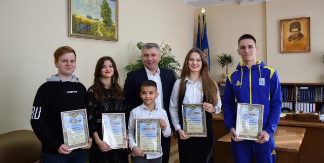




Голова обласної ради привітав обдарованих дітей області


