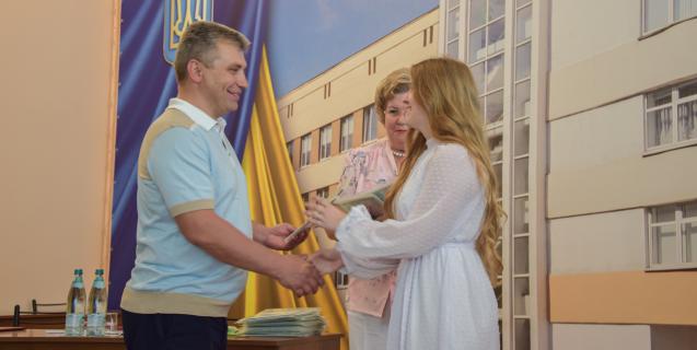 




Голова обласної ради вручив дипломи випускникам Медакадемії



