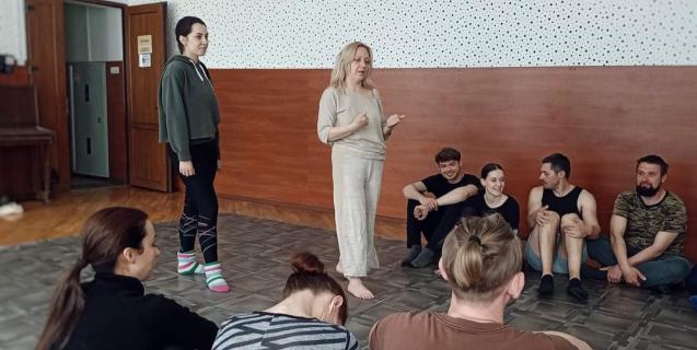 




Переселенка з Харківщини проводить тренажі для черкаських акторів



