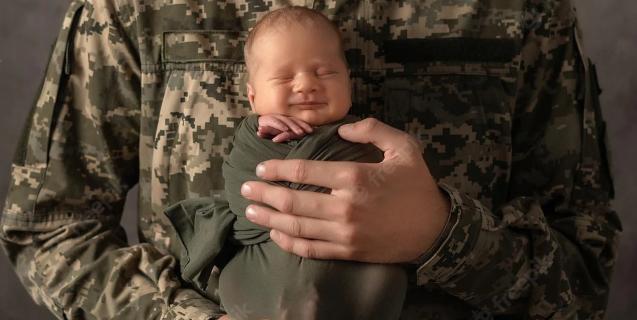 




В Україні хочуть законодавчо дозволити чоловікам-військовослужбовцям брати відпустку по догляду за дитиною



