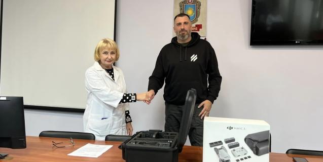 




Колектив Черкаського обласного кардіологічного центру зібрав кошти на два “мавіки” 


